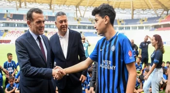 Yenişehir Belediyesi, Javier Zanetti’yi çocuklarla buluşturdu