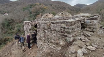 Yukaru Ulaşlı’daki Tarihi Osmanlı Hamamın Restorasyonu Sürüyor