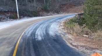 Belediye Ekipleri Buzlanmaya Karşı Tuzlama Çalışması Yapıyor