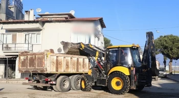 Burhaniye’de Yol Yapımı Devam Ediyor