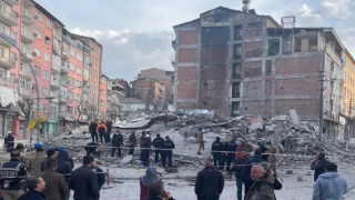 Malatya’da ağır hasarlı 5 katlı bina çöktü