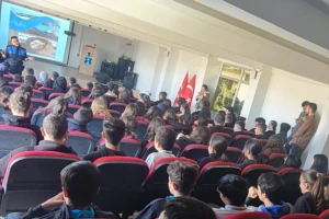 Silivri İlçe Emniyet Müdürlüğü’nden Öğrencilere ve Velilere Bilgilendirme Semineri